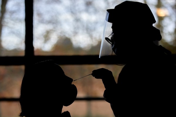 La pandemia sigue disparada en la Comunitat Valenciana: 7.955 nuevos casos y 98 fallecidos