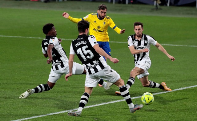 Cádiz 2 - 2 Levante: El Levante firma las tablas en el Carranza tras un primer tiempo loco  