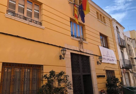 Alcalà-Alcosebre cierra edificios, suspende actividades y pide el autoconfinamiento