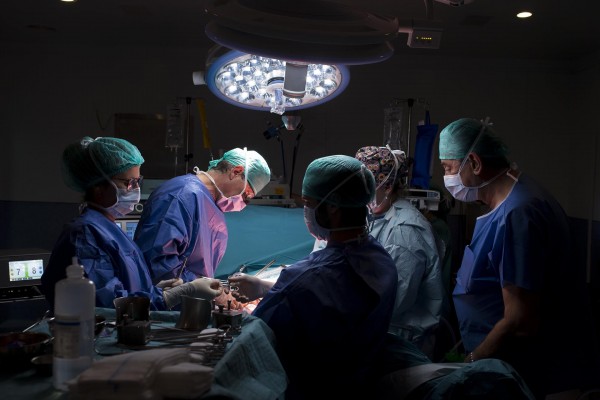 Investigadores del General y la UJI analizan su trabajo para mejorar la cirugía citorreductora