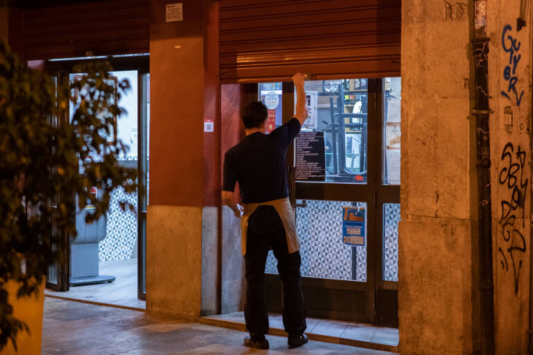 El Consell cierra la hostelería y centros deportivos y reduce el horario de los comercios a las 18h
