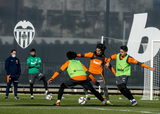 Carlos Soler, con problemas en el tobillo, no puede entrenarse con el grupo