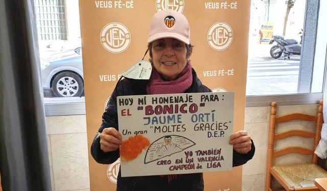 Una valencianista de pancarta: Carmen Huerta revive dos décadas de mensajes artesanales en Veus Fé-Cé