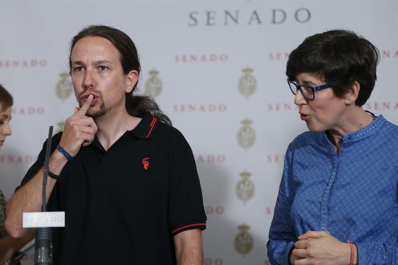 Pablo Iglesias y la candidata a liderar Podem Pilar Lima en una rueda de prensa - 