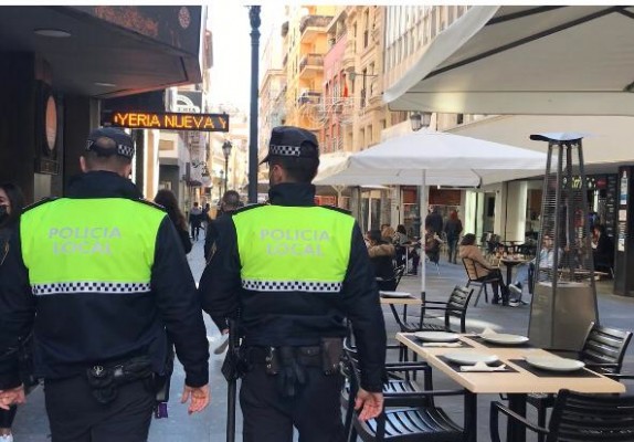 La Policía sanciona a cuatro locales y disuelve 11 fiestas en viviendas en Alicante