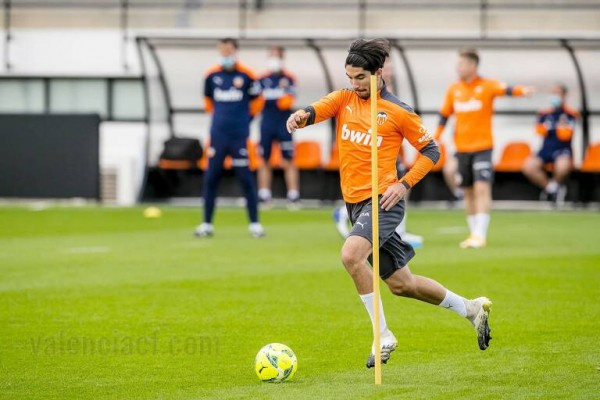 Carlos Soler, duda ante Osasuna por molestias en el tobillo