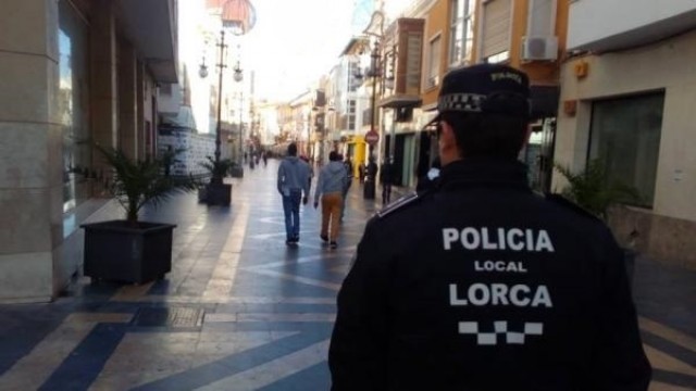 La Policía multa a 30 personas  sin guardar la distancia en un local de apuestas de Lorca que superaba el aforo permitido