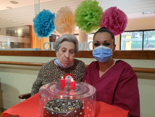 Una empresa valenciana crea un cubretartas para soplar velas de cumpleaños sin riesgo de contagio