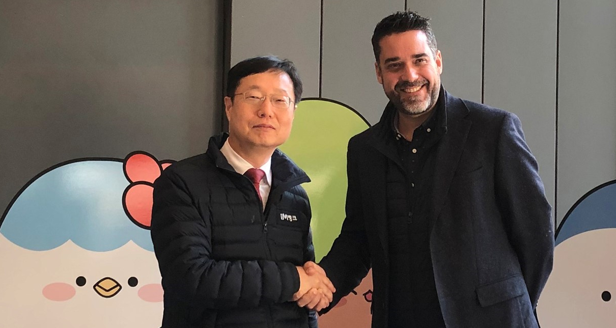 Soong-In Lee, vicepresidente ejecutivo de Daegu Bank, junto a Javier Mira, CEO de FacePhi - 