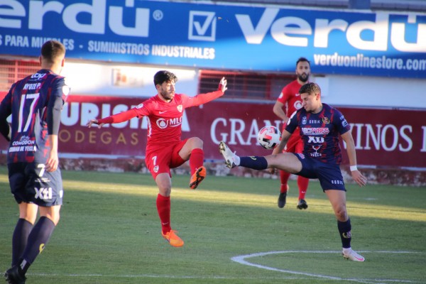 El Yeclano salva un punto ante el Linares con un penalti en el tramo final (1-1)