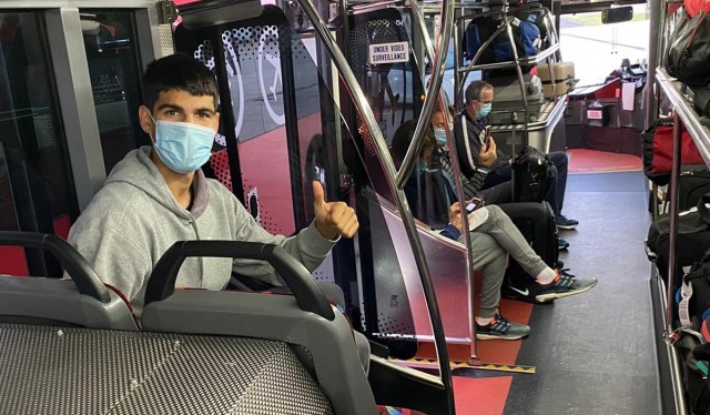 Alcaraz ya está en Melbourne, donde hará una cuarentena preventiva para el Abierto de Australia