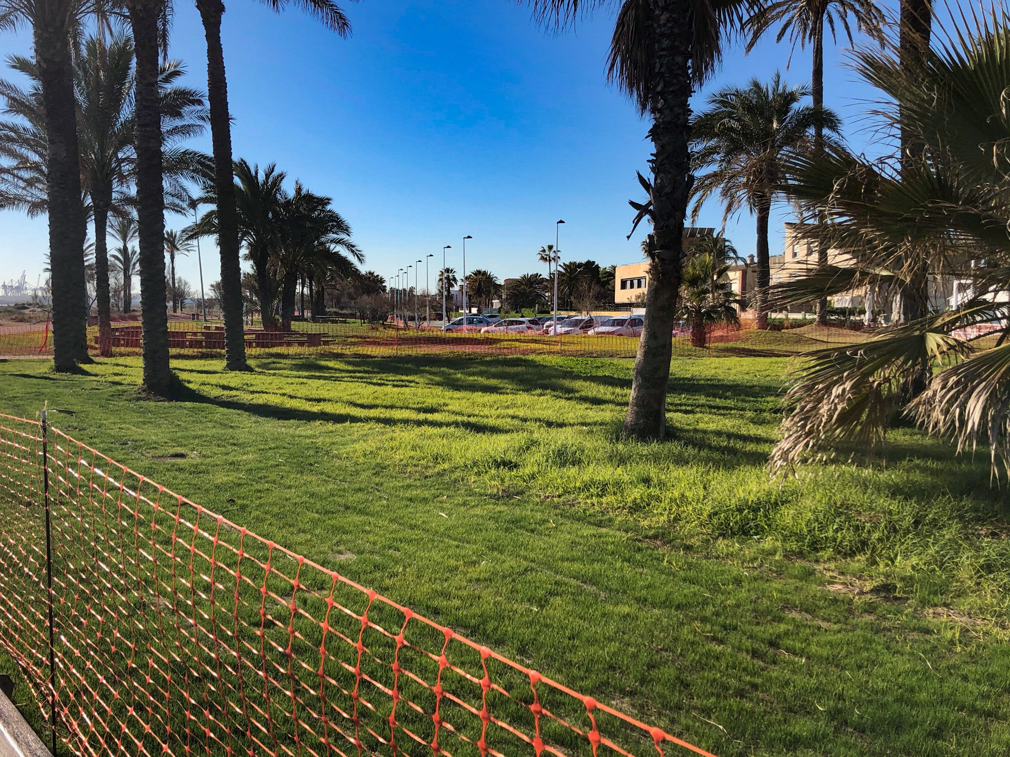 Castelló invierte 38.000 euros en acondicionar y regenerar el césped del parque litoral