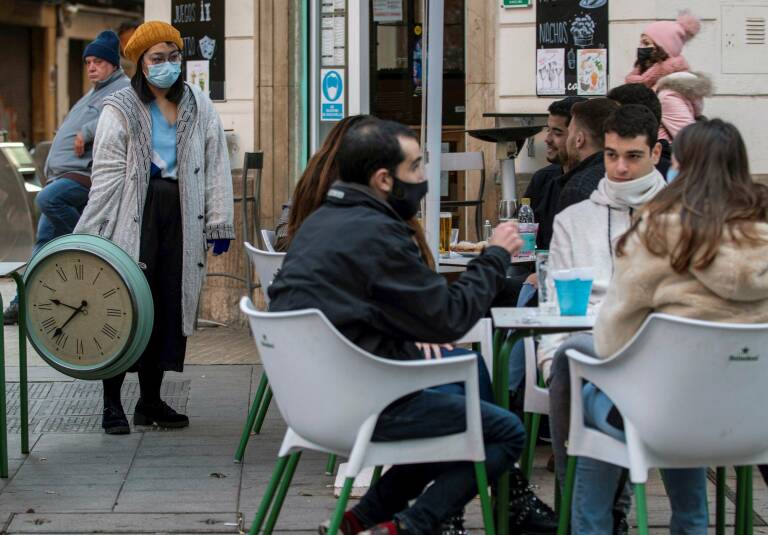 El virus dobla su incidencia en España y deja casi 2.500 muertos desde que empezó 2021
