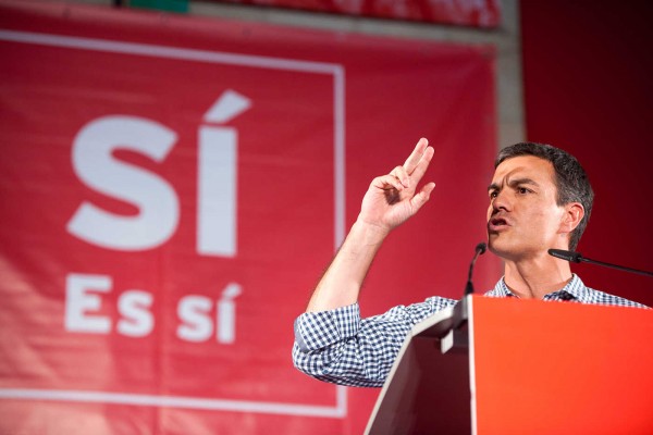 Pedro Sánchez llena en Elche y reúne a todos los críticos de Puig