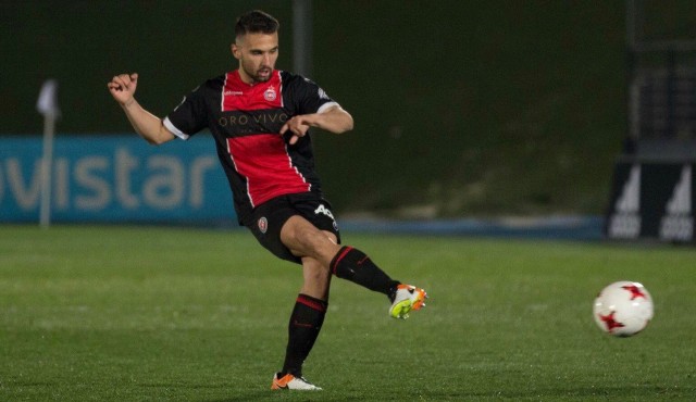 El Lorca Deportiva ficha al defensa Carlos Garrido y da la baja al medio Óscar Oliva