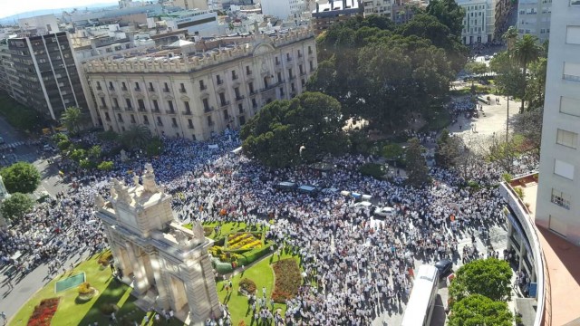 Miles de personas claman en València contra el arreglo escolar de Marzà