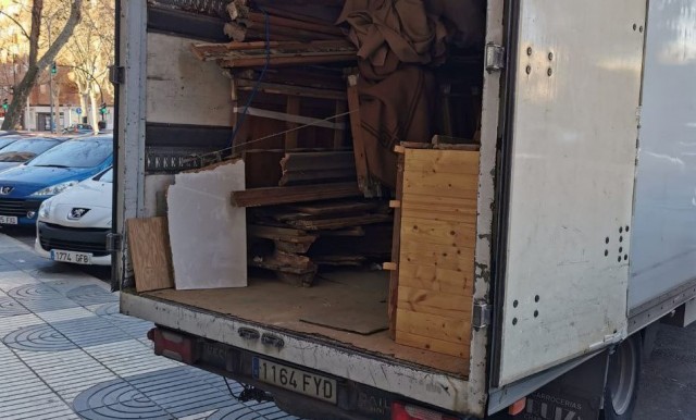 El mobiliario de la botica de la calle Mayor se va a Granada y levanta la indignación vecinal por la pérdida de una parte del patrimonio