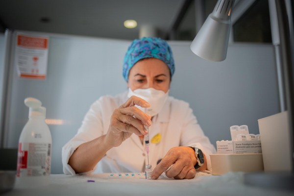 Pfizer reduce temporalmente las entregas de vacunas a Europa para incrementar la producción