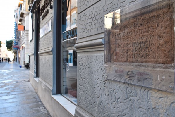 Elche culmina la restauración de las placas de Plaça de Baix y Corredora y se abre a pedir financiación para Santa María