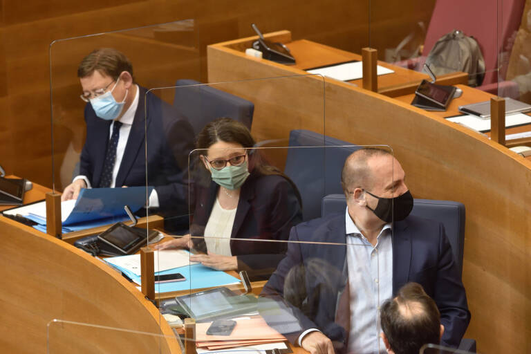 Ximo Puig, Mónica Oltra y Rubén Martínez Dalmau, en Les Corts Valencianes. Foto: INMA CABALLER - 