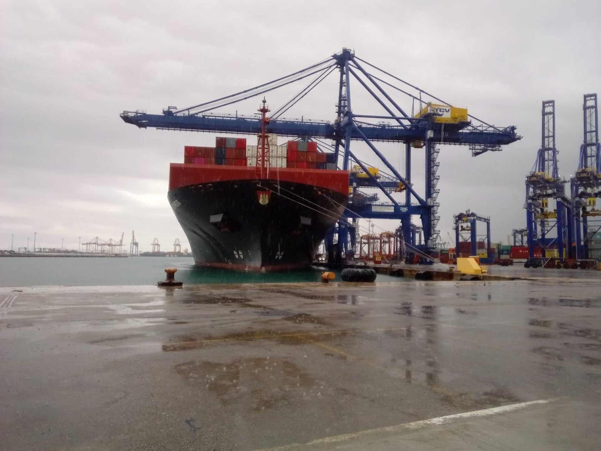 Material sanitario llegado en un buque procedentes de China . Foto:GVA - 