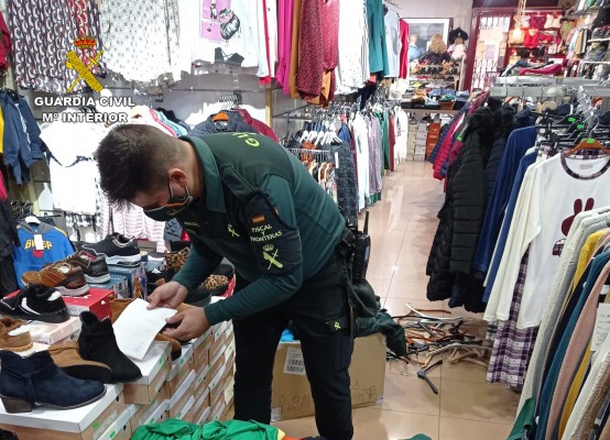 Investigan al dueño de un comercio de Totana que vendía ropa de marcas conocidas falsificadas