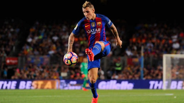 Digne sufre una sobrecarga en la pierna derecha