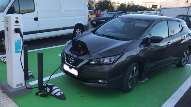 Altea activa los dos puntos de recarga eléctricos instalados por el Consistorio
