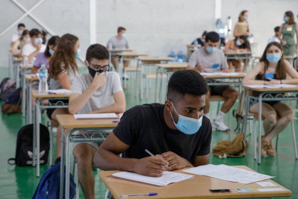 Los consejos de alumnos de la Comunitat se suman al de la UA y piden exámenes telemáticos