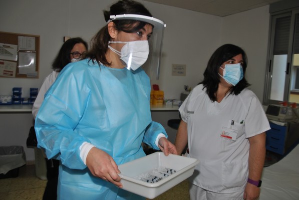 El Hospital de la Magdalena empieza a vacunar al personal y Castellón inyecta el 100% de las dosis