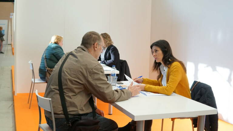 Entrevistas de trabajo durante una pasada edición del foro Ocupa't de Vila-real. - 