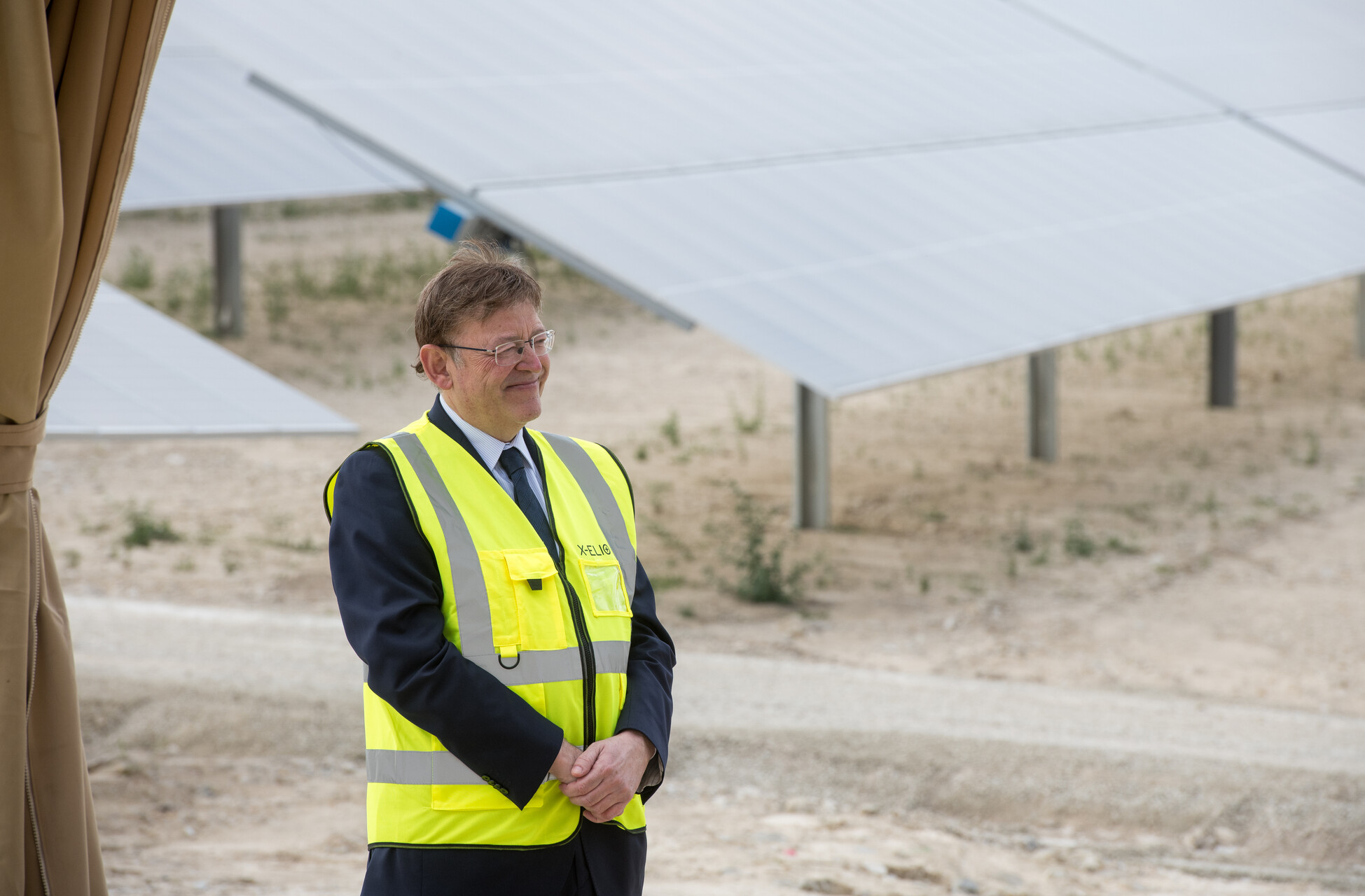 Ximo Puig durante la visita del pasado junio a la planta de X-Elio en Xixona. Foto: RAFA MOLINA - 