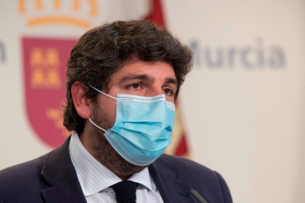 Miras elude pedir el confinamiento domiciliario y carga contra 