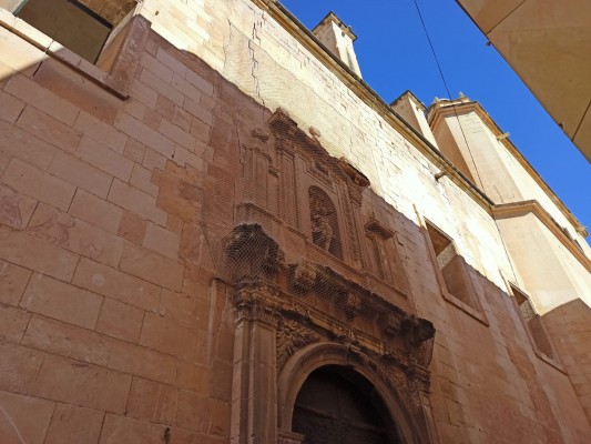 El Obispado cambiará la red de protección de la portada de Santa María en Elche por la caída de cascotes