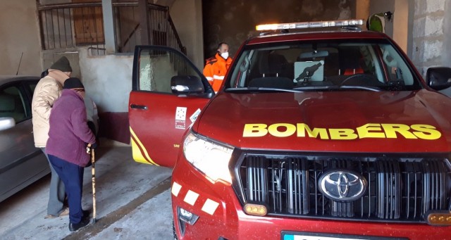 Los bomberos acercan pacientes de diálisis de pueblos afectados por la nevada a centros de salud