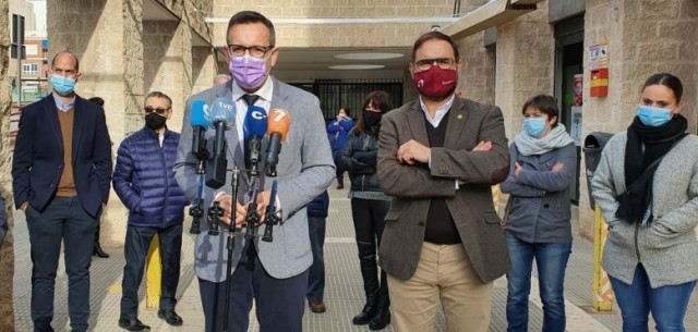 Conesa ordena a los 21 ayuntamientos socialistas que detengan su actividad no esencial
