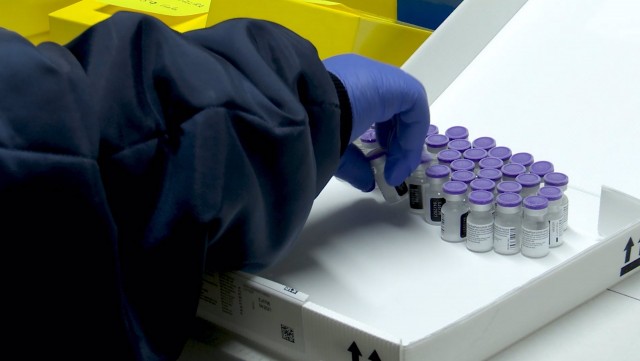 Sanidad vacunará a los sanitarios de hospitales privados en sus centros y de las consultas por las mutuas