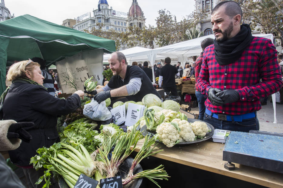 Mercado de productos ecológicos en València. Foto: EVA MÁÑEZ - 