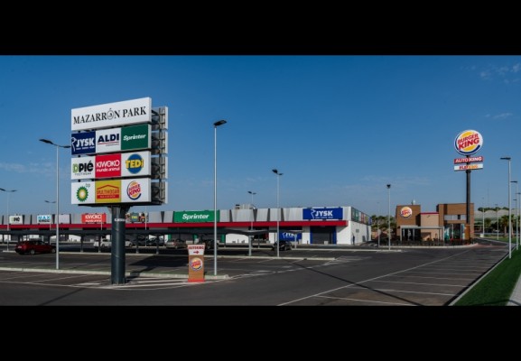 Inversores húngaros compran el centro comercial Mazarrón Park y el hotel de Roca en Los Alcázares