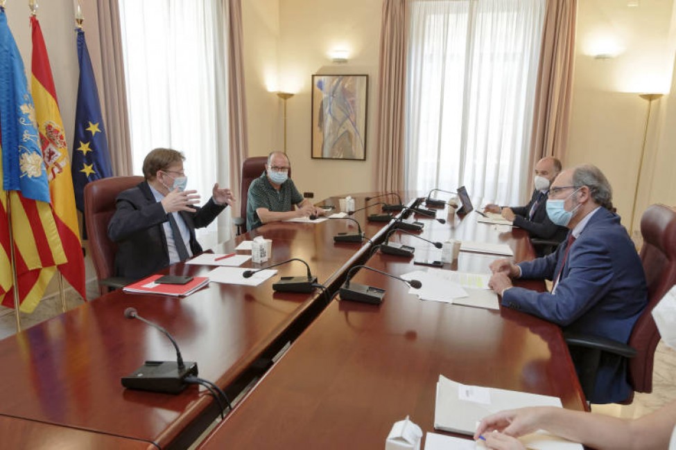 En la imagen, uno de los recientes encuentros entre el máximo representante de Ascer, Vicente Nomdedeu, y el president de la Generalitat, Ximo Puig, en Castelló. - 