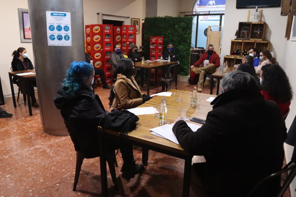 Reunión de empresarios para evaluar las consecuencias de las restricciones en Vila-real. (Foto: Toni Losas) - 