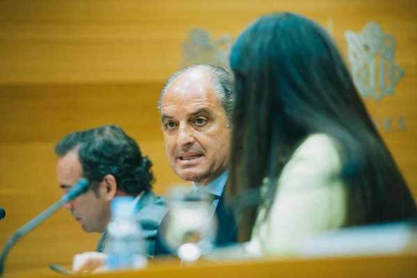 Camps reprocha a Sandra Mínguez no denunciar sobrecostes cuando era profesora
