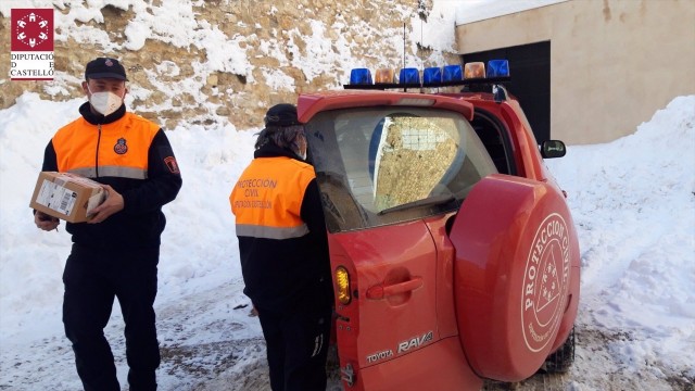 Voluntarios de Protección Civil ayudan con tareas sanitarias contra la covid en el interior de Castellón