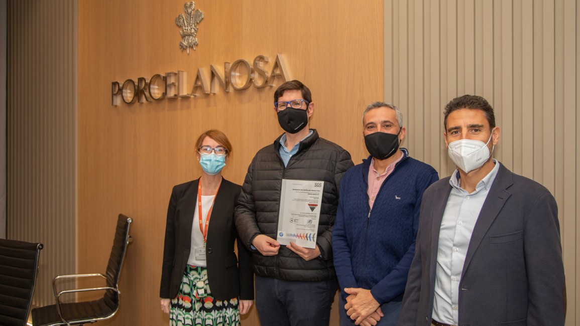 Noelia Martínez (directora medioambiente en SGS zona Levante), Jorge Fabregat (responsable departamento calidad y medio ambiente de Porcelanosa), Salvador Giner (compras centrales Grupo Porcelanosa) y Tomás Navarro (desarrollo de negocio en SGS), jun - 