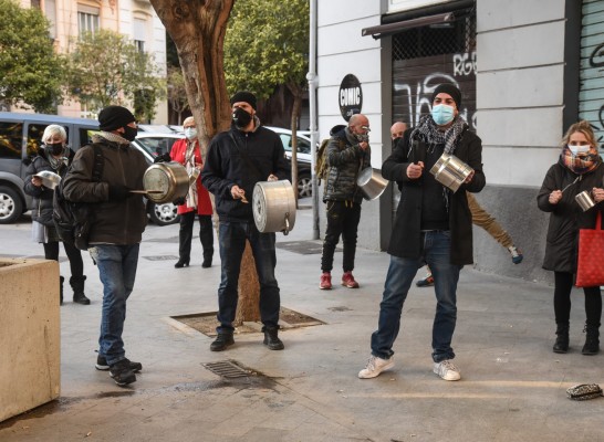 Hosteleros celebran una cacerolada para denunciar la 