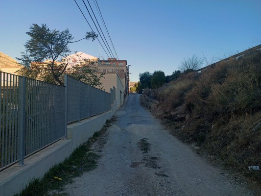 Compromís insta a pavimentar el camí del centre de salut de Xixona per facilitar les proves PCR en cotxe