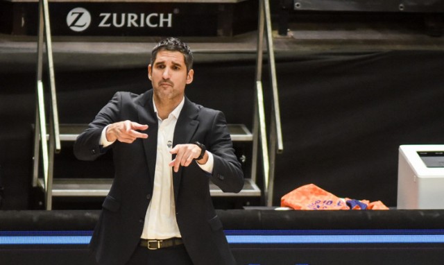 El técnico de Valencia Basket Rubén Burgos da positivo por covid