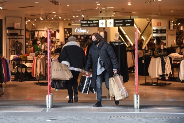Las rebajas tampoco alivian al comercio: la afluencia cae un 25% en grandes superficies 