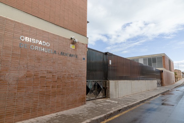 El 'corredor' que hizo saltar la venta del solar de la Iglesia: un empresario que recoge ropa usada
