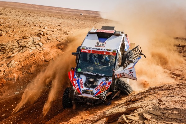 Cornejo y Al-Attiyah ganan en motos y coches al fin de la etapa maratón del Dakar